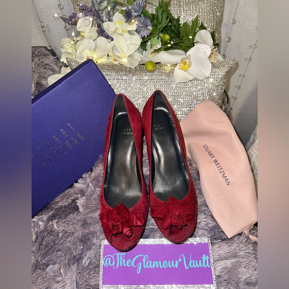🔥STUART WEITZMAN Suede Flower Pumps Size 38. Truly a beautiful luxury shoe!👠